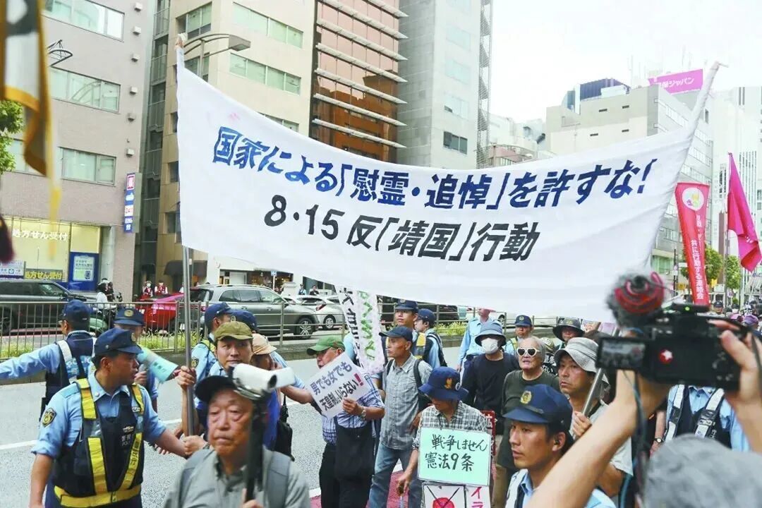 ▲ 2026年8月,百余名日本民众冒雨在东京举行抗议游行,反对高市政府向供奉有二战甲级战犯的靖国神社供奉祭祀费或参拜。