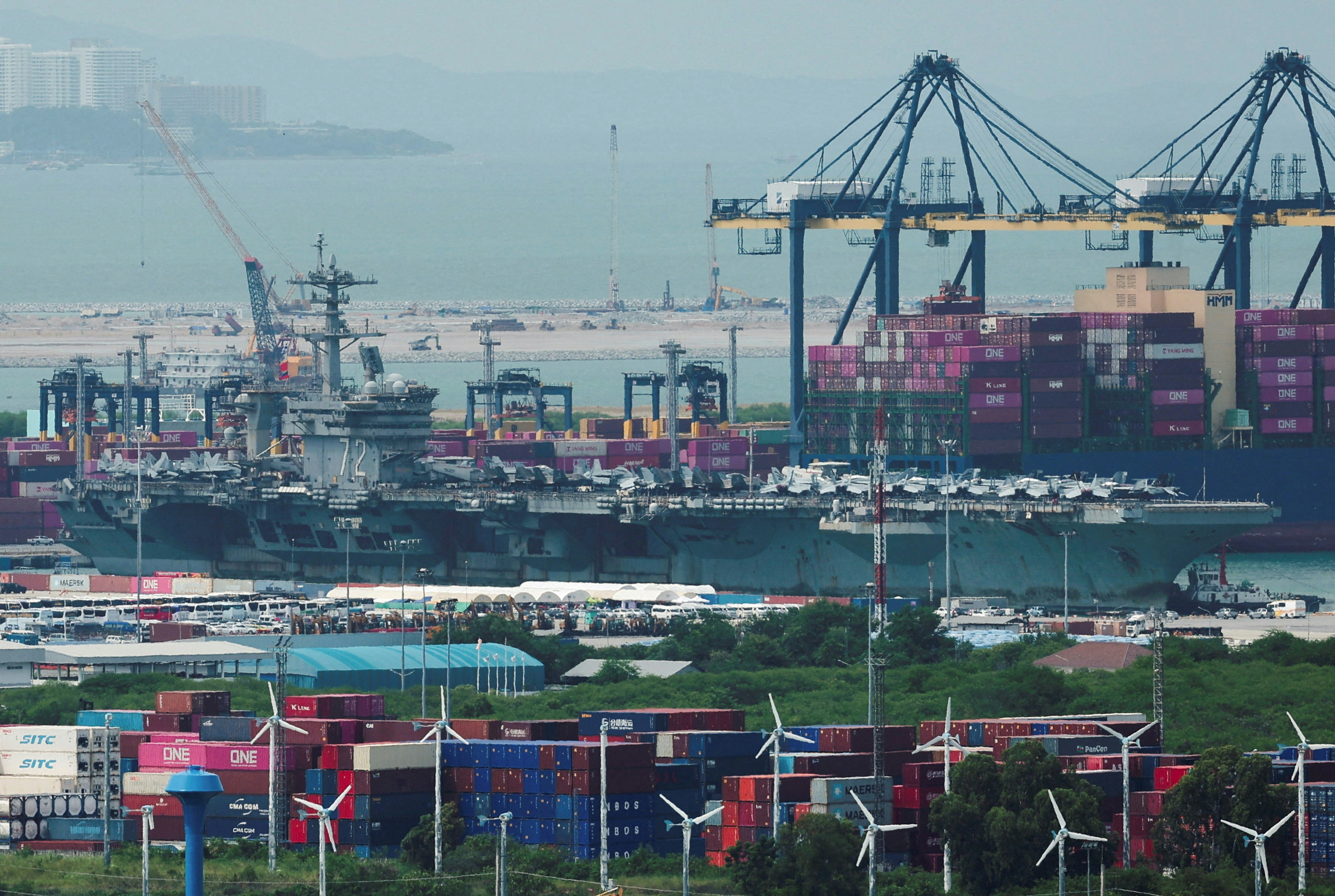 美国海军「林肯号」（USS Abraham Lincoln）航空母舰自去年11月离开母港圣地牙哥后，在海上度过286天，2日抵达泰国东部林查班港。（路透社）