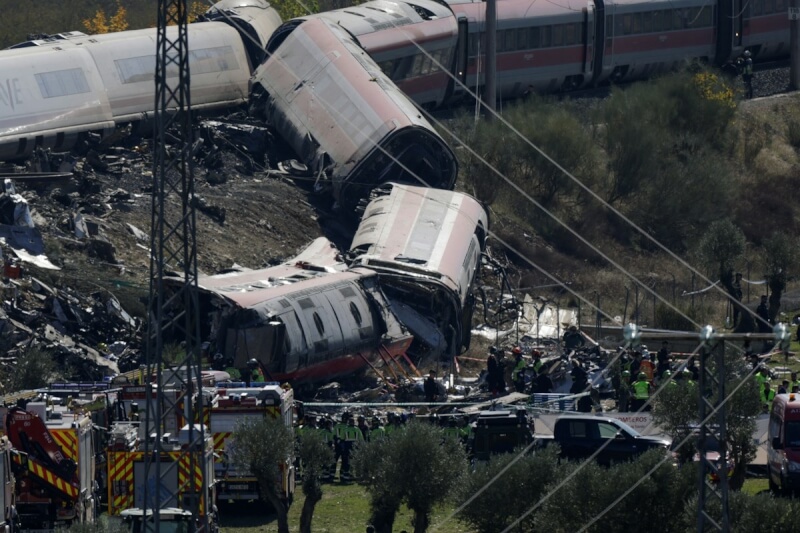 西班牙高铁28日发生追撞事故，酿成至少68人死亡。（路透社）