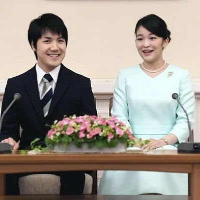 真子公主日前跟未婚夫小室圭订婚,召开记者会。(ig@komurokeiofficial)