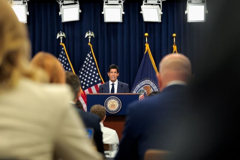 美国联邦准备理事会主席华许（中）28日召开记者会。（路透社）