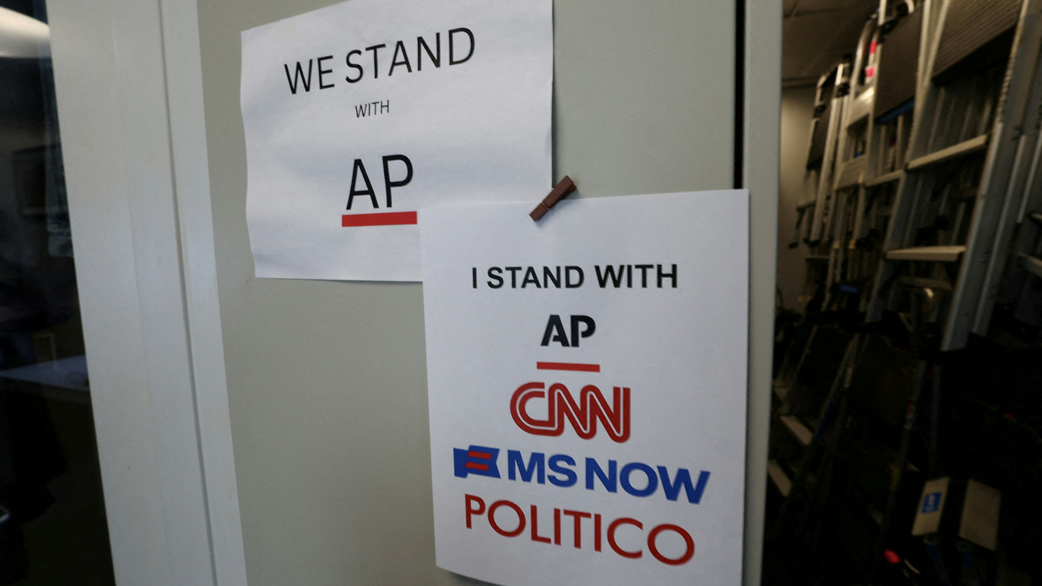 2026年9月21日,美国总统特朗普(Donald Trump)宣布禁止三间主要新闻媒体:CNN、MS NOW与Politico进入白宫后。在白宫草坪上的美联社(AP)工作室外,挂上一块更新后的声援标语。(Reuters)