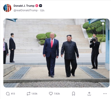 2026年8月24日,特朗普在社交平台上载自己与朝鲜领导人金正恩的合照,图为两人于2019年6月在朝鲜板门店举行第二次「特金会」时的合照。(截图自TruthSocial@realDonaldTrump)