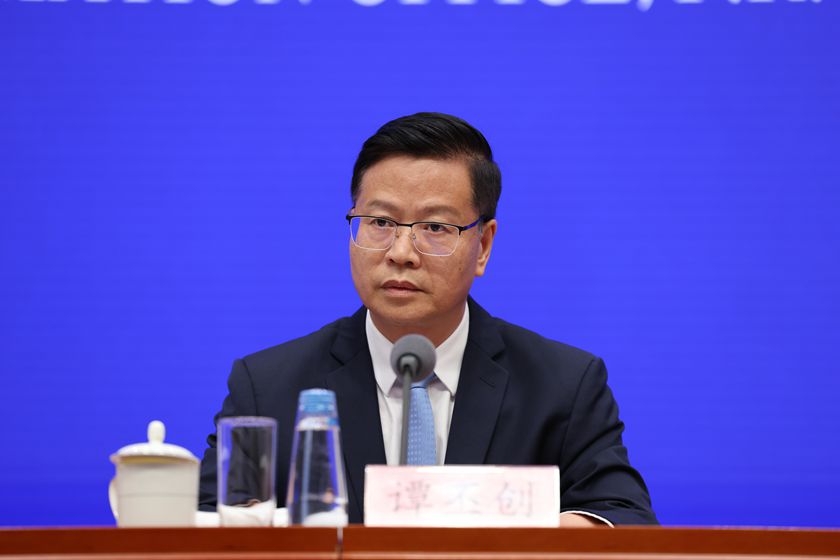 2024年9月至2025年10月担任柳州市委书记的广西自治区统战部部长谭丕创,近日在《学习与研究》杂志上撰文称,柳州市穷尽一切手段、排除一切困难化解债务风险,毫不手软打击金融犯罪,一体推动市本级债务、市属融资平台金融债务规模和平均利率持续下降,债券、非标规模持续压减。图:视觉中国