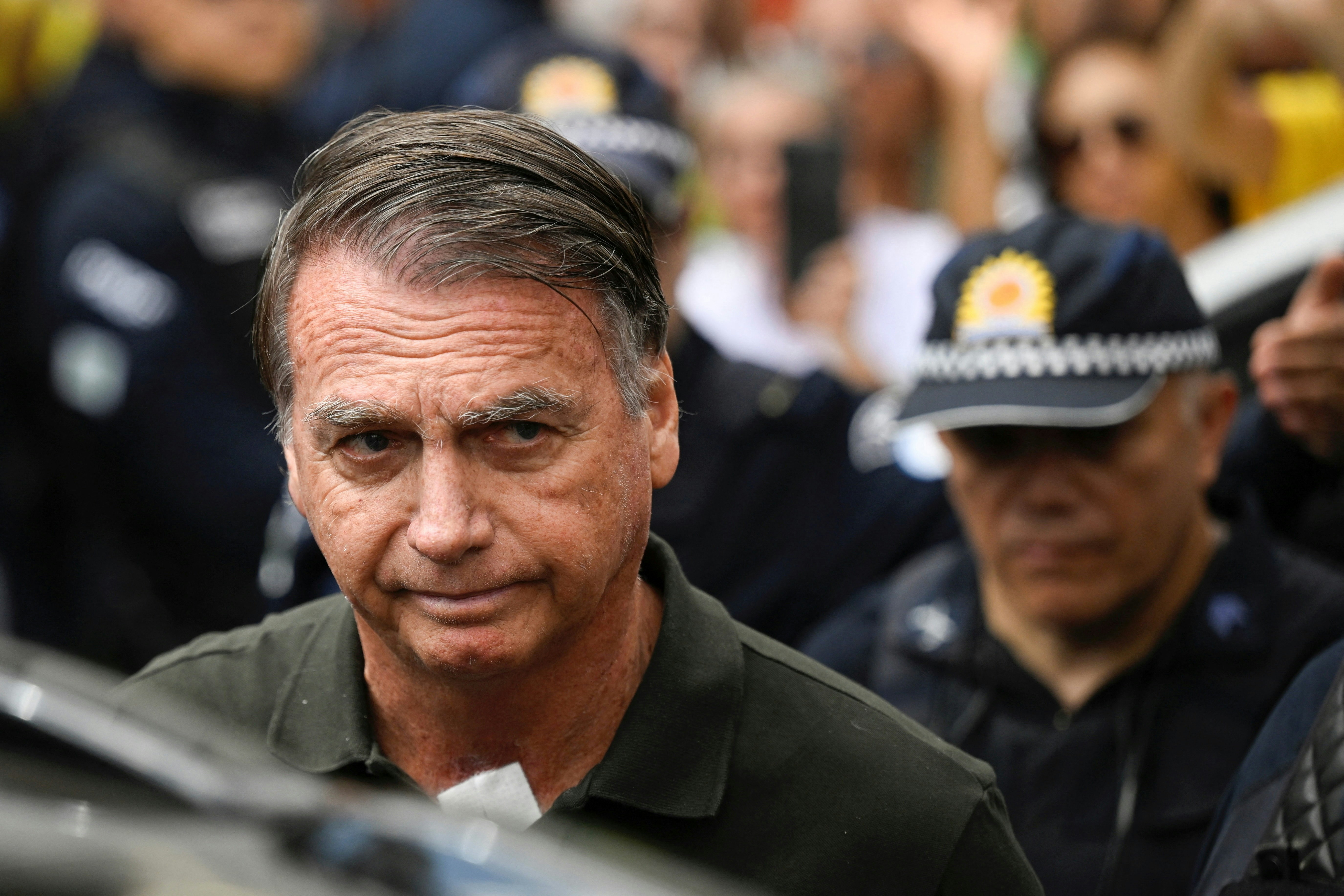 2025年9月14日,巴西利亚,巴西前总统博尔索纳罗(Jair Bolsonaro)接受皮肤手术后离开医院。(Reuters)
