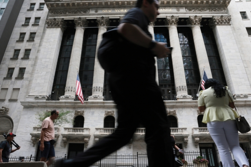 当地时间2026年9月9日,美国纽约,人们走过纽约证券交易所(NYSE)。图:视觉中国
