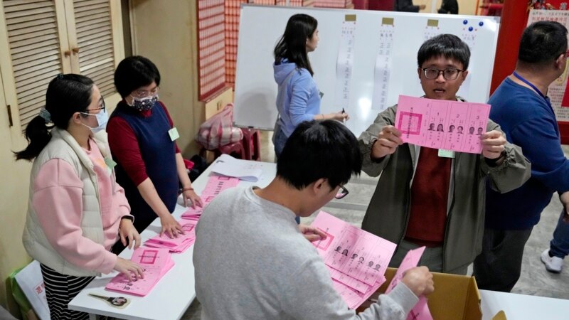 资料照片:2024年1月13日台湾总统大选日,新北市投票站工作人员正在计票。