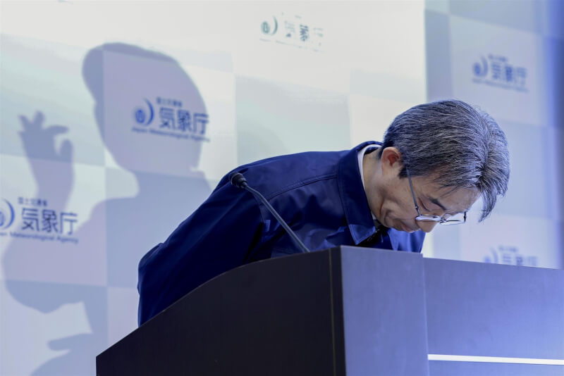 日本气象厅16日中午发布地震速报警报，随后紧急撤销。一名气象厅官员在记者会上鞠躬致歉。（共同社）