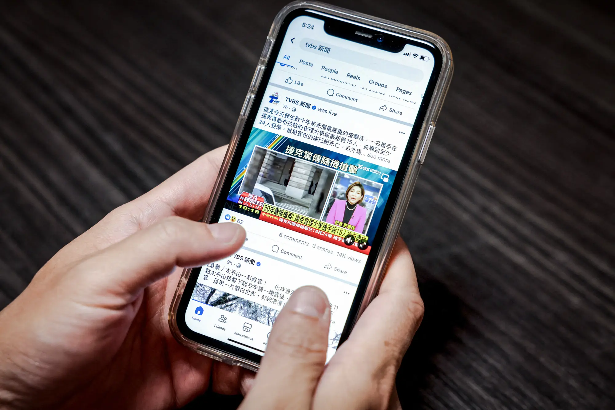 这张照片拍摄于2023年12月22日,地点是台北,一名用户正在浏览Facebook上的新闻内容。在台湾2024年1月选举前夕,中共向台湾选民投放了大量网络虚假信息,包括深度伪造视频和TikTok短视频。(I-Hwa Cheng/AFP via Getty Images)
