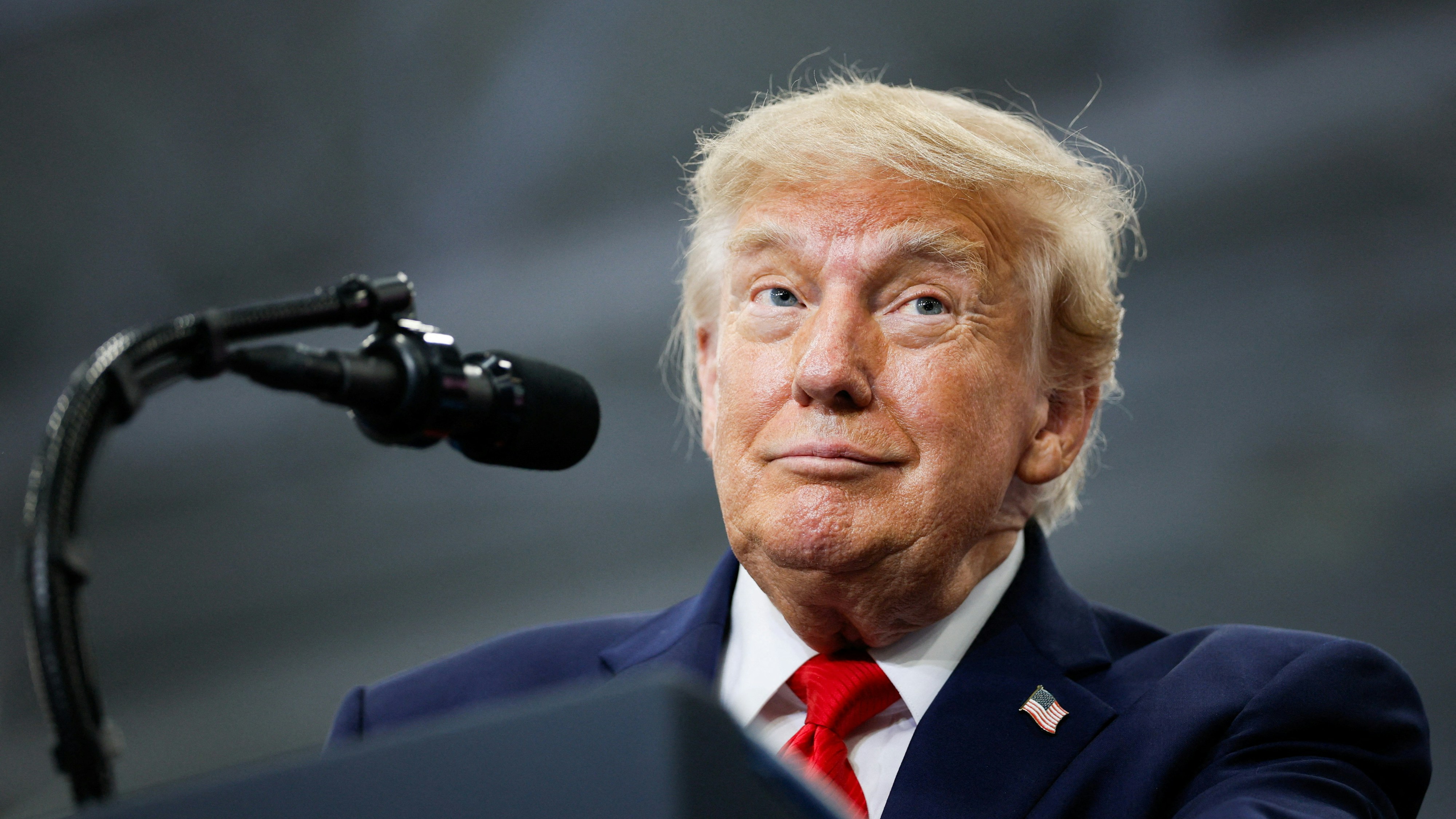 2026年10月13日，美国阿拉斯加州，总统特朗普（Donald Trump）出席一个竞选集会发表演说时，在台上举起双拳。（Reuters）