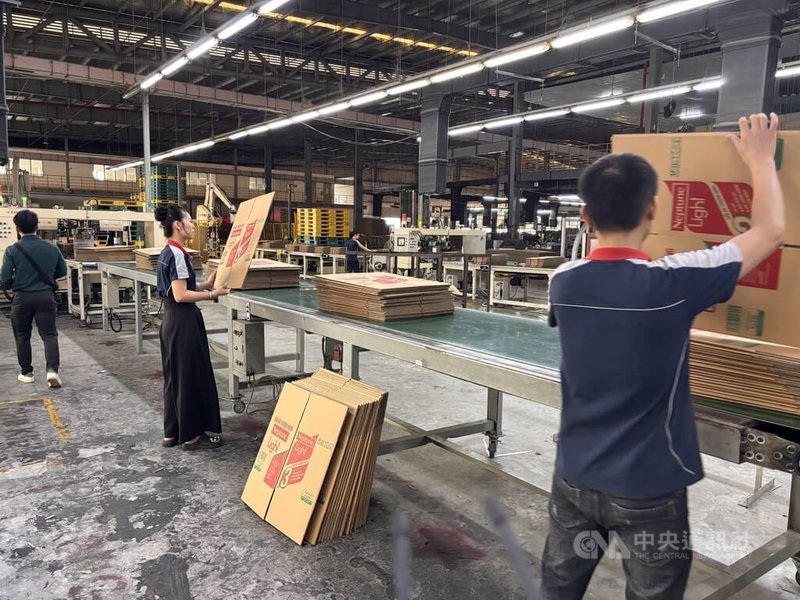 越南劳工市场正面临「结构性短缺」与「技术型人才匮乏」的双重压力。台商表示，基层劳工招不到人已成常态。中央社记者曾婷瑄河内摄　115年10月22日