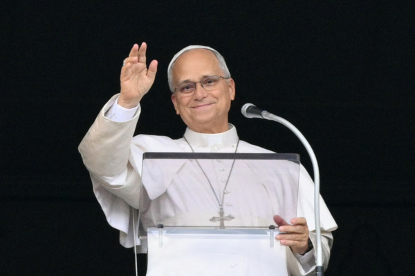 2026年10月18日,教宗良十四世(Pope Leo XIV)在接受右肺腫瘤切除手術後返回梵蒂岡的第二天,在聖伯多祿廣場(St Peter’s Square)的宗座宮(Apostolic Palace)窗口向信眾揮手致意。 (Tiziana FABI/AFP via Getty Images)
