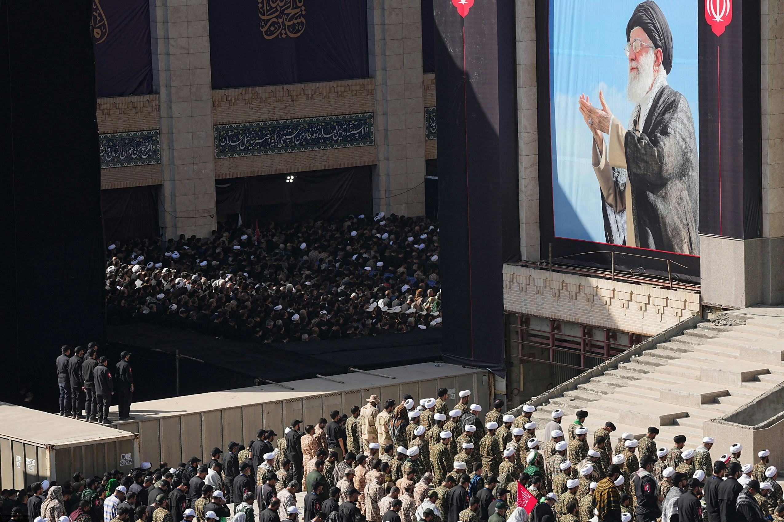 2026年7月5日,伊朗大量民众向已故最高精神领袖哈梅内伊(Ayatollah Ali Khamenei)致敬。(Reuters)