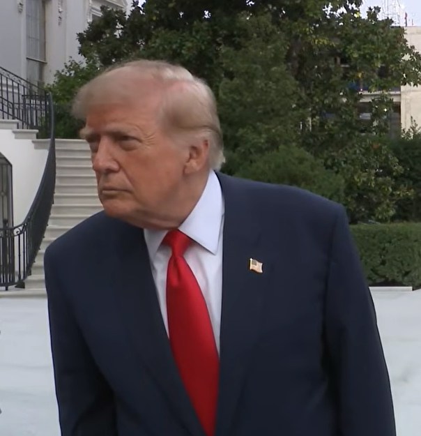 2026年10月9日，美国总统特朗普（Donald Trump，又译川普）在白宫外举行简短的记者问答会，当时一名中东记者提问有关胡塞武装袭击沙特机场事宜，但特朗普似乎没理解问题，耸肩摇头后忽略该问题，当时美国前拳王泰臣（Mike Tyson）陪伴在侧。（影片截图）