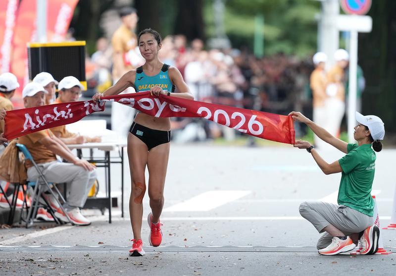 9月27日,哈萨克斯坦选手托克桑巴耶娃在女子马拉松竞走决赛中率先冲过终点。新华社记者 雒圆 摄