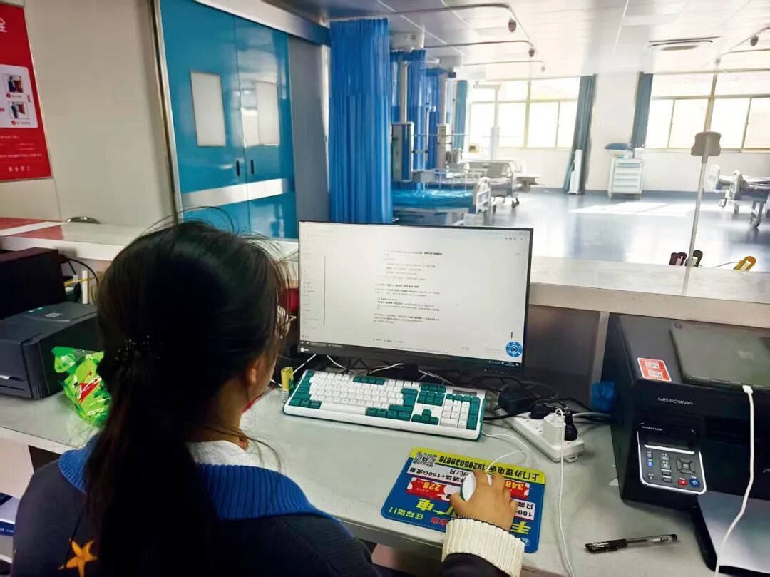 上图:同济大学附属东方医院急诊及重症医学中心主任张海涛(右二)及其团队。中图:张海涛在诊疗过程中使用Med-Go。下图:Med-Go已经覆盖上海浦东新区46家社区卫生服务中心。