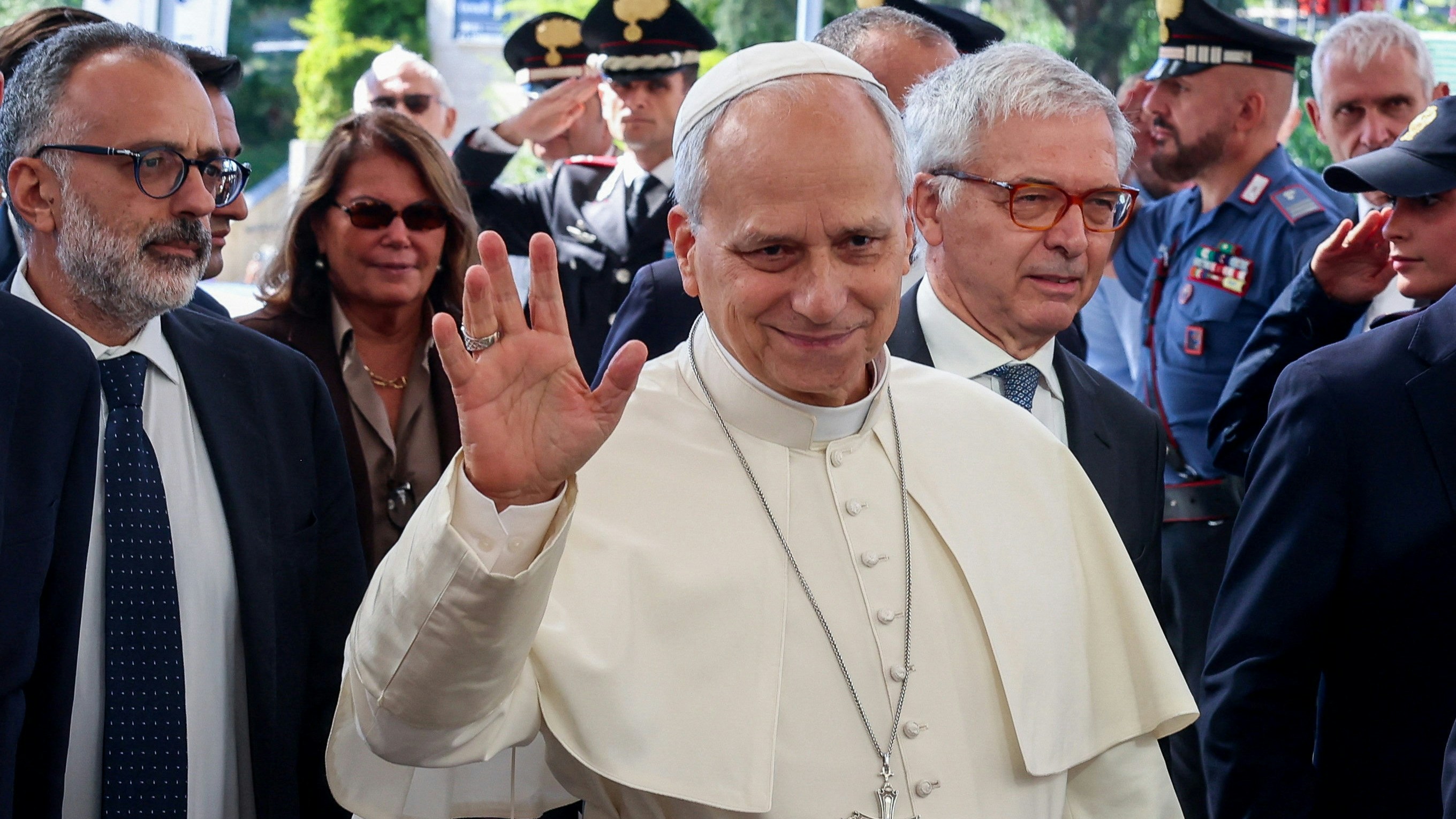 2026年10月13日,意大利罗马,教宗良十四世(Pope Leo XIV)抵达杰梅利医院,准备接受切除肺结节手术。(Reuters)