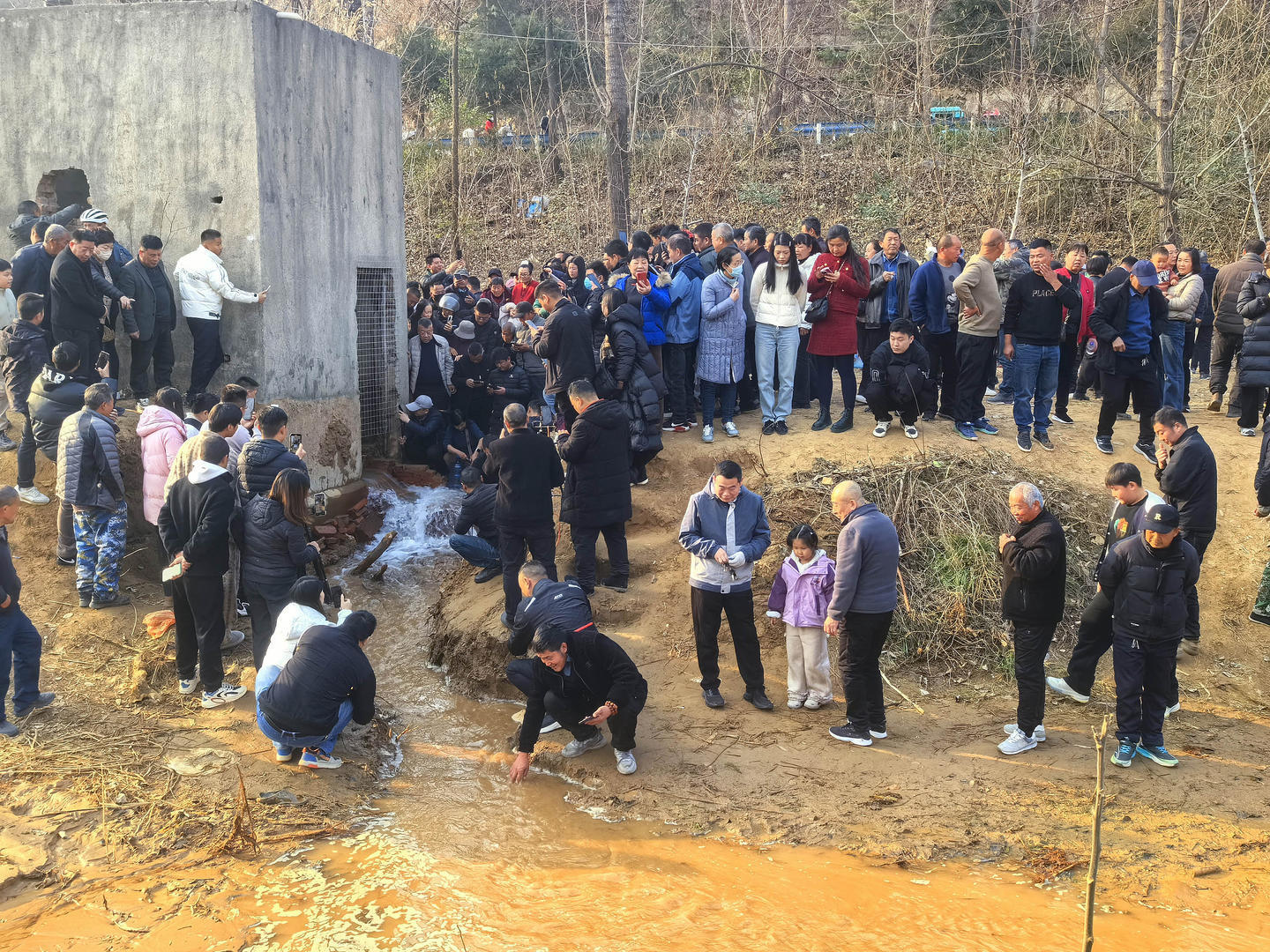 ▲2025年12月,郑州贾鲁河源头泉水复涌,吸引众多市民围观 图据视觉中国