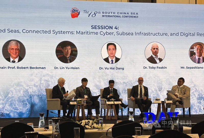 海底电缆不仅是各国资讯传输的命脉,也是能源重要纽带。国立成功大学教授林宇衔(左2)受第18届南海国际论坛之邀,在「争议的海域,互联的系统」讲座中分享台湾的水下自主海洋系统。中央社记者曾婷瑄河内摄 115年10月8日