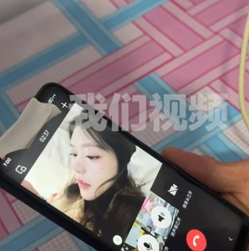 中国内地24岁女子王然,之前在江苏南京从事带货主播,赴泰国曼谷旅游后被绑架,挟持至缅甸。家属接到对方勒索消息,索要60万元人民币赎金,还到威胁凑不齐就会将人转卖。(《新京报》影片截图)