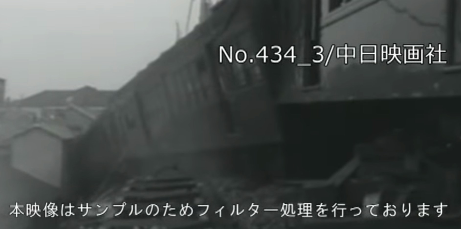 「三河岛事故」案发现场很多人都在进行抢救(YouTube@中日映画社)