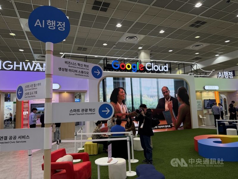 第3届首尔智慧生活周（Smart Life Week）6日在江南COEX开幕，本届聚焦在实体AI如何改变城市与市民，让人们可以更便利、更安全地生活。其中Google也进驻，让民众体验利用AI穿搭、制作名片等服务。中央社记者杨启芳首尔摄　115年10月6日