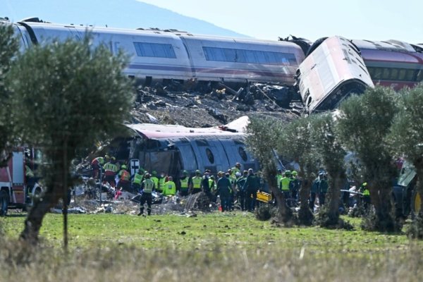 2026年10月28日,在西班牙托萊多省烏爾達和洛斯耶貝內斯之間,一列Renfe AVE高速列車與一列Iryo列車相撞後,緊急救援人員正在現場進行救援。(Javier Soriano/AFP)