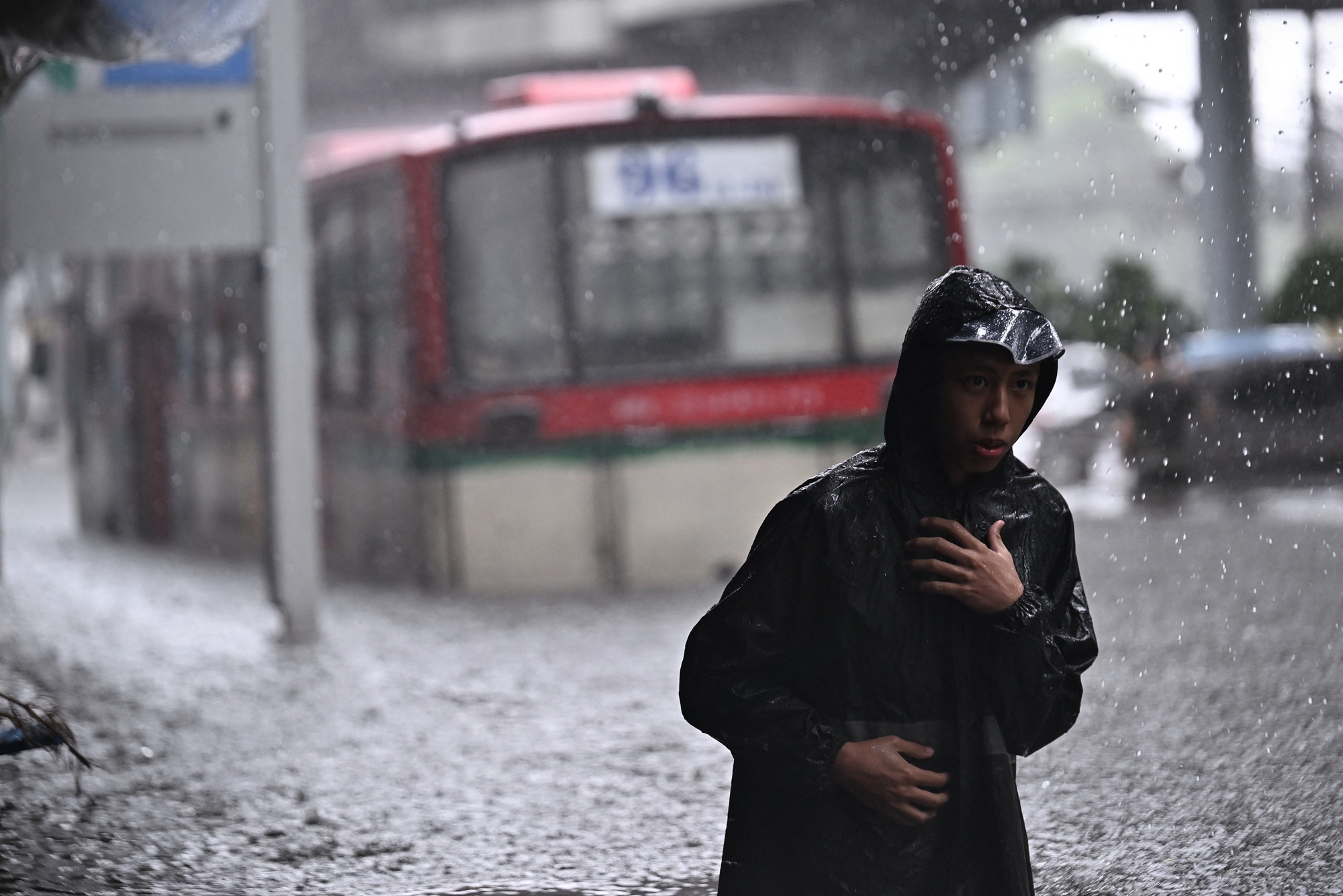 2026年9月28日,曼谷邦甲比区(Bang Kapi),一名男子冒著大雨在积水中蹚水前行。(Lillian Suwanrumpha/AFP via Getty Images)