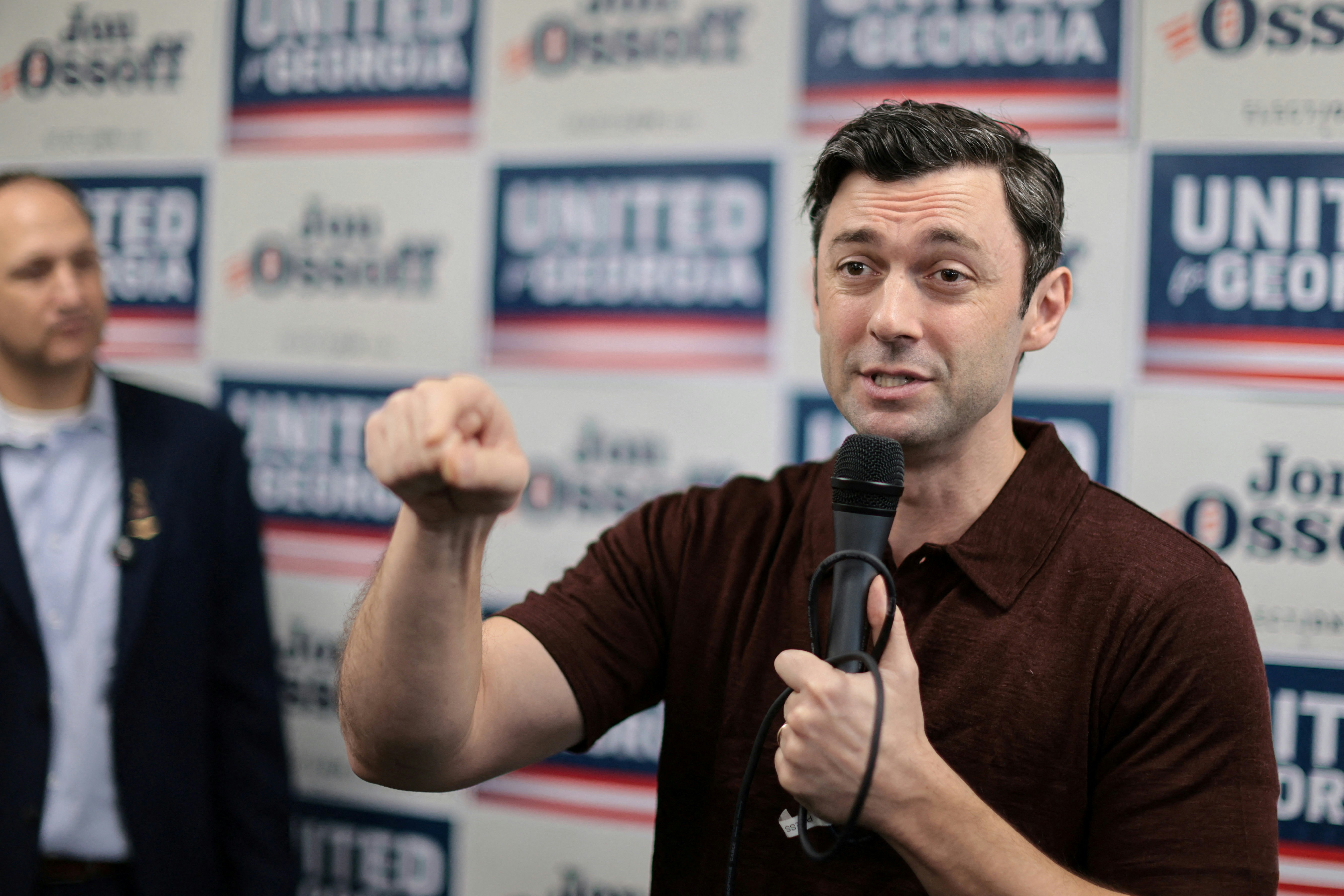 2026年10月11日,美国乔治亚州参议员奥索夫(Jon Ossoff)向支持者发表竞选演说。(Reuters)