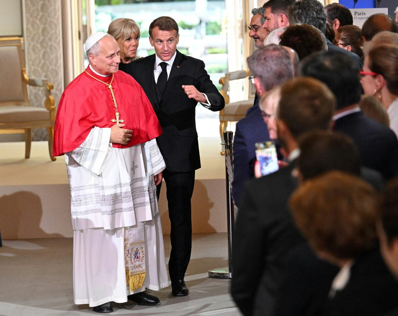 2026年9月25日,教宗良十四世(Pope Leo XIV)在法国巴黎爱丽舍宫,与当地政府、社会以及外交使团等交谈。(Reuters)