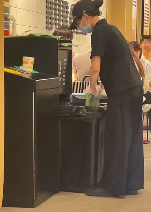 有网友在社交平台上发布视频称，麦当劳（McDonald's）深圳龙华富士康店店员将店内餐盘放入垃圾桶多次按压垃圾。不少网友担心麦当劳的环境卫生问题，还有人表示，自己在其他分店也看到过类似行为，有评论称：「会消毒也不应该拿餐盘压垃圾吧。」（抖音@1077993223）
