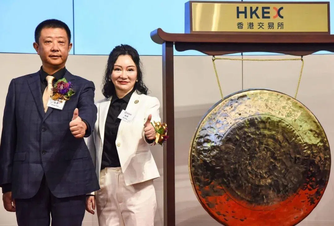 海底捞创办人张勇(左)和联合创办人舒萍分别出售股票、申请短期贷款,引发外界猜测是为在过渡期结束前补税。(互联网)