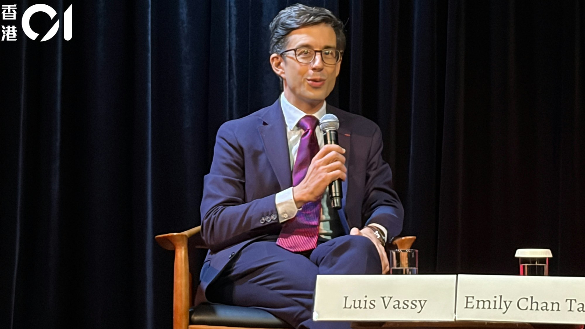 2026年10月13日,前法国高级外交官、现任巴黎政治学院(Sciences Po)校长瓦西(Luis Vassy,左)在香港亚洲协会出席主题为「欧洲、亚洲与国际关系的未来」的座谈会。(刘耀洋摄)