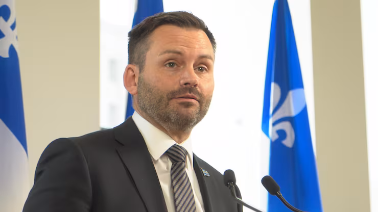 Paul St-Pierre Plamondon lors d'un point de presse au théâtre Le Diamant, à Québec, le 6 octobre 2026.