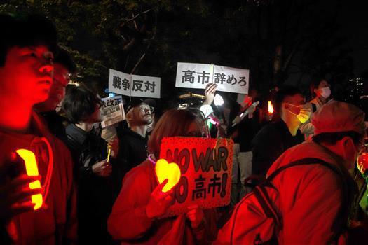 4月8日晚,大批日本民众在位于东京的国会议事堂前集会 图源:新华社