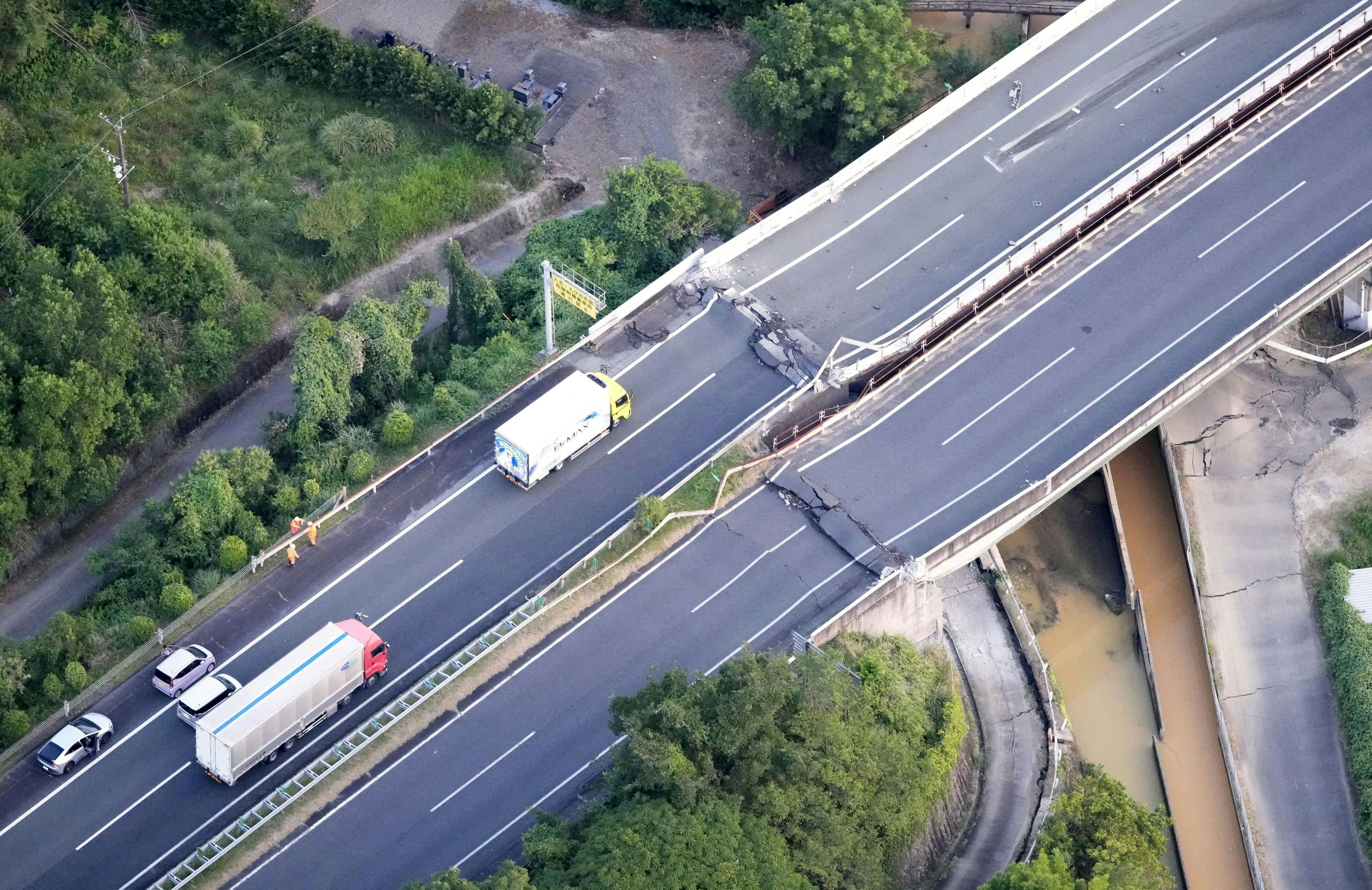 日本熊本县熊本地区2026年7月28日下午发生7.1级强烈地震,其中八代市成为重灾区。图为八代市高速公路受损的情形。(Reuters)