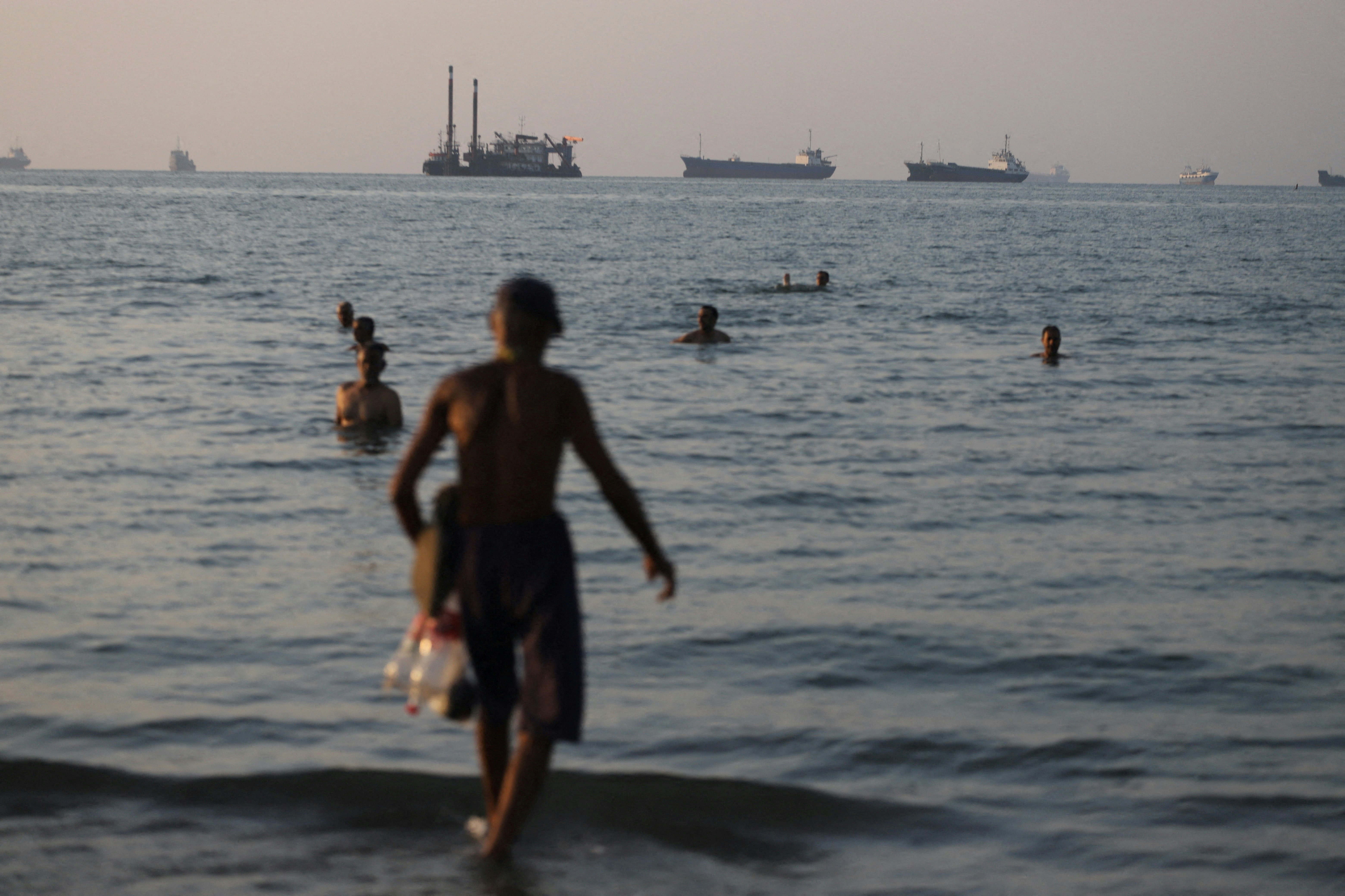 2026年6月8日,伊朗阿巴斯港附近的霍尔木兹海峡船只。(Reuters)