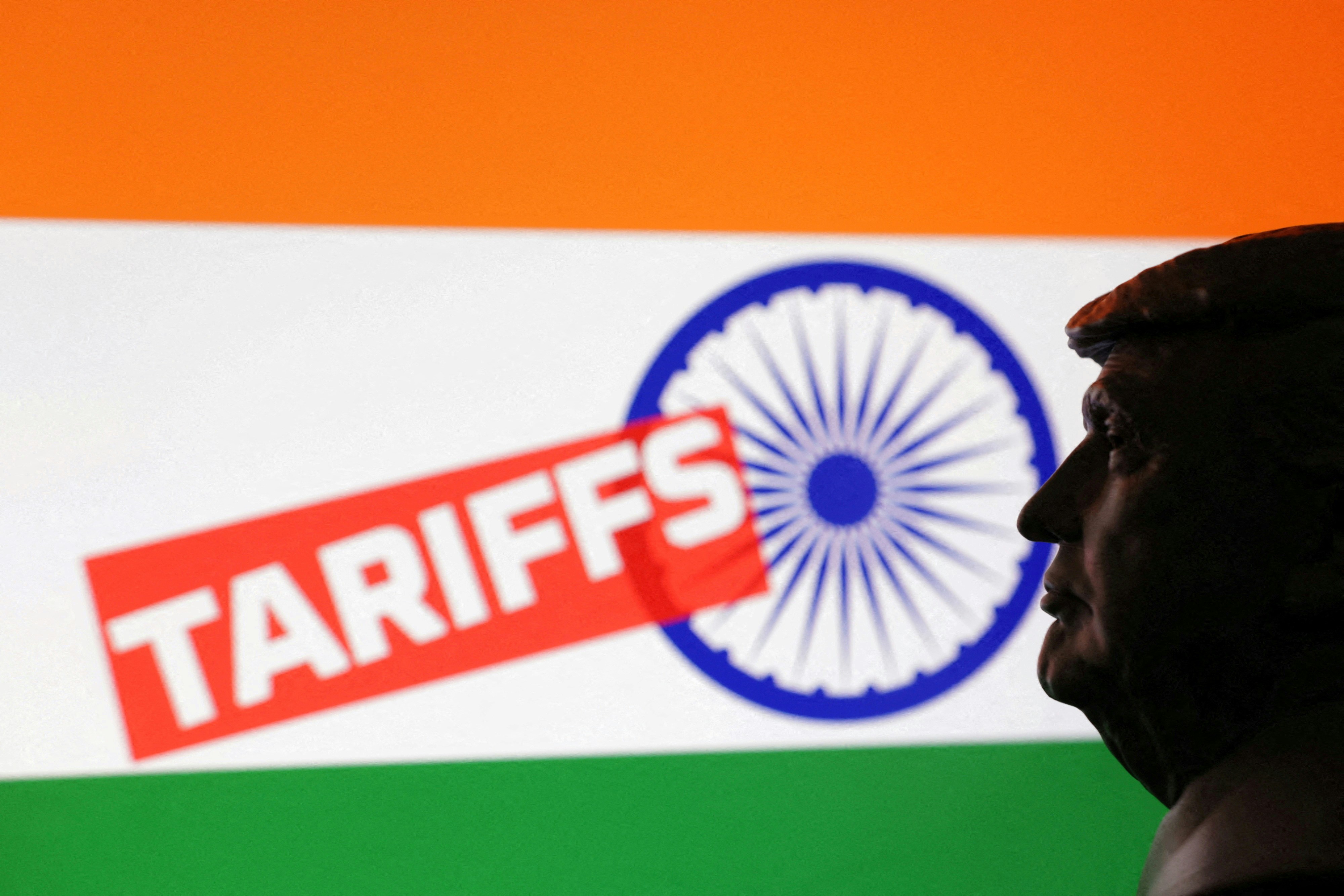 这张拍摄于2025年7月23日的插图中可以看到美国总统特朗普、印度国旗和「关税」字样的3D打印微缩模型。(Reuters)