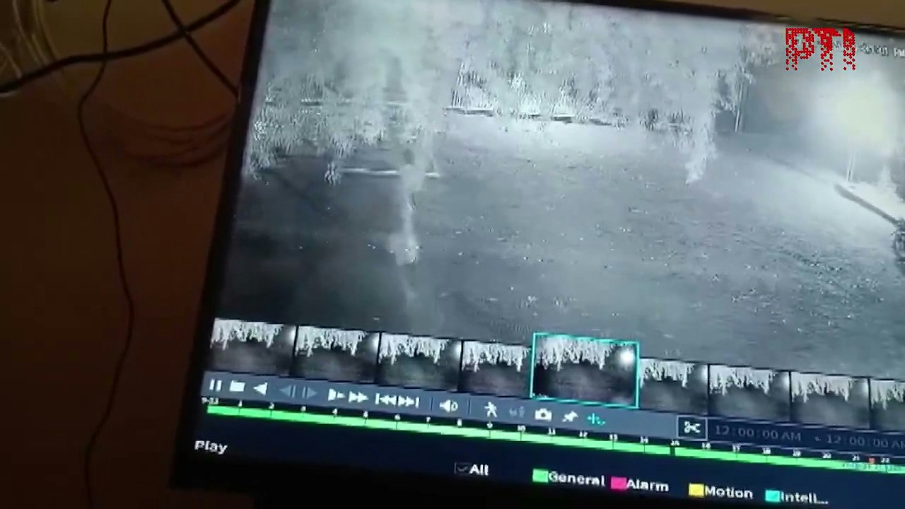 印度日前发生一起令人心碎的惨剧，一名年仅6岁的女童在自家庭院玩耍时，竟遭一只潜伏在身后的花豹以迅雷不及掩耳的速度猛扑袭击，随后被拖入阴影中咬死，监视器纪录下恐怖瞬间。（X@PTI_News）