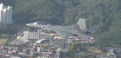 交付韩国空军的首架KF-21在泗川机场上空盘旋致意。(YouTube@연합뉴스 Yonhapnews影片截图)