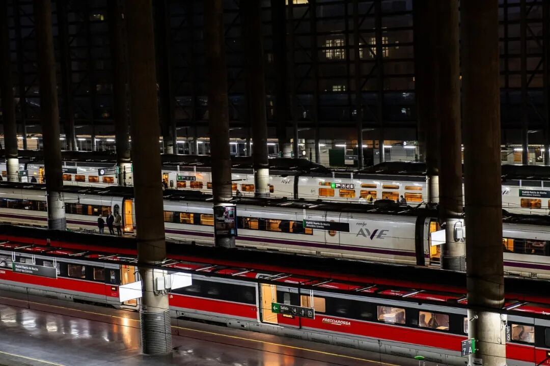 ▲当地时间2026年1月28日,西班牙马德里阿托查火车站,Iryo和Renfe AVE列车停靠在站台。此前,安达卢西亚科尔多瓦附近发生高铁事故,造成46人死亡。(图据视觉中国)