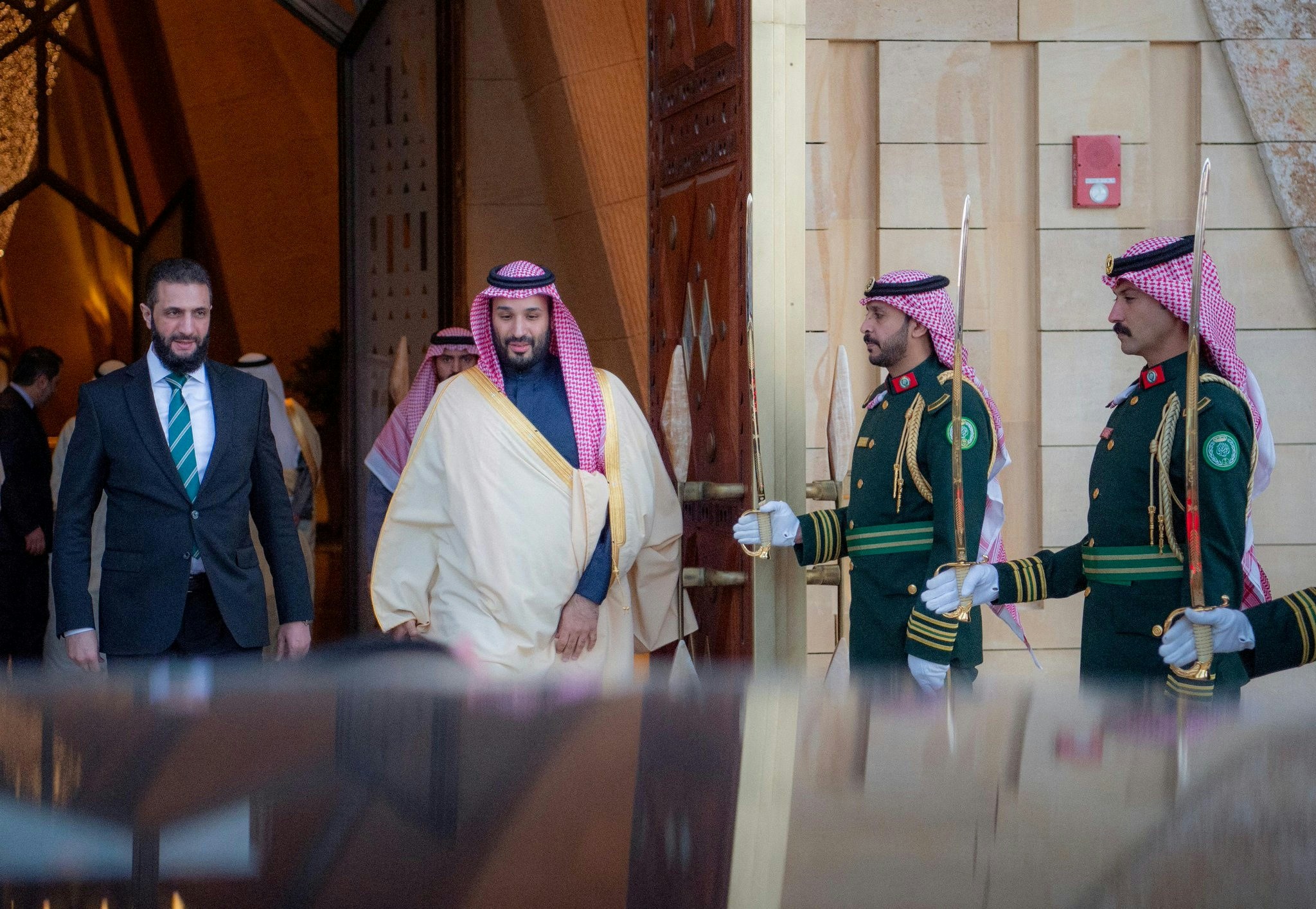 2025年2月2日,叙利亚新任过渡总统沙拉(Ahmed al-Sharaa)在沙特首都利雅得(Riyadh)会见沙特王储穆罕默德(Mohammad bin Salman)。(Reuters)