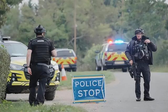 在费尔福德基地附近的英国执法人员 图源:英国新闻联合社(PA)