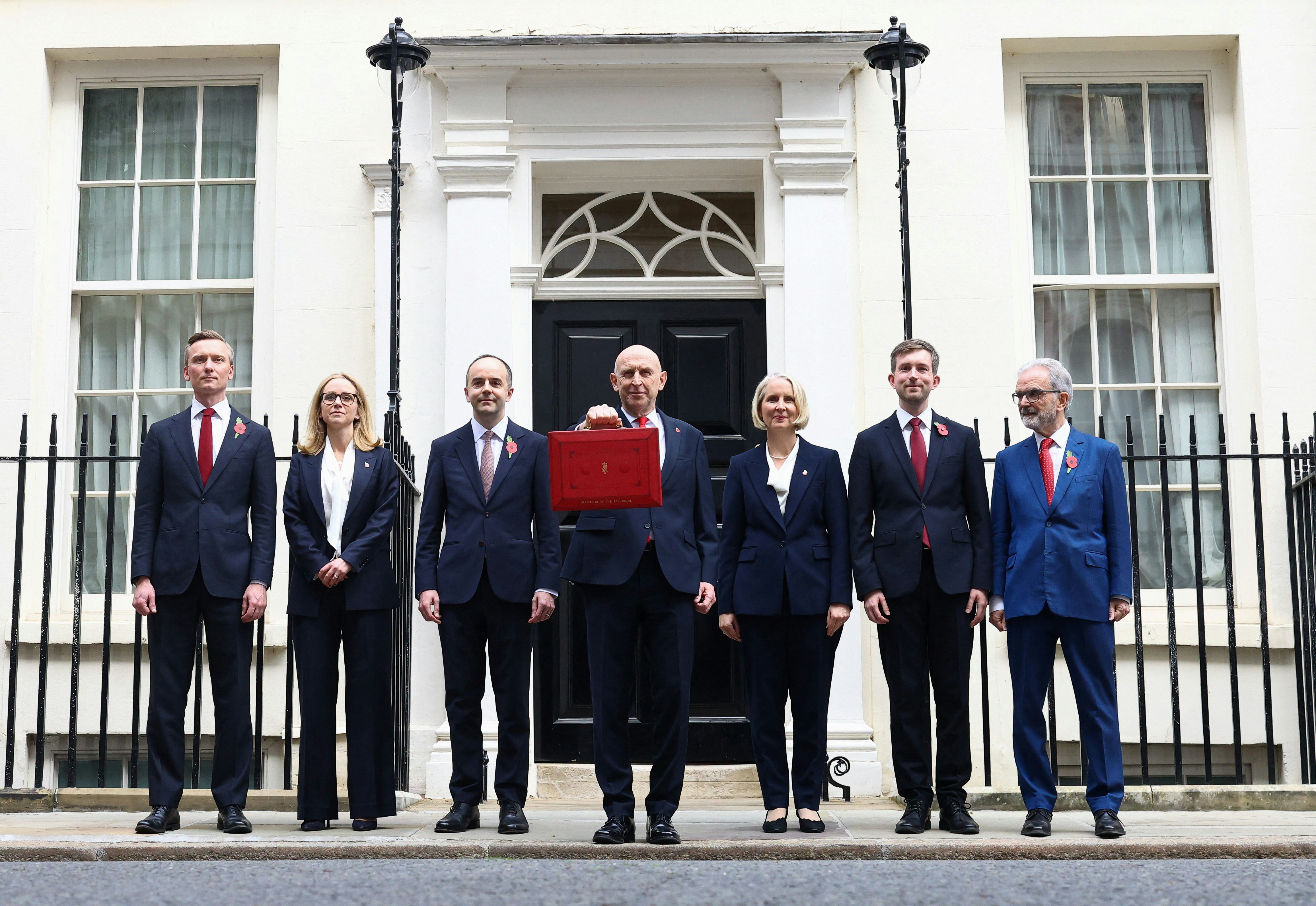 英国财相贺理安(中)2026年10月28日出发前往国会,准备宣读财政预算案(Reuters)