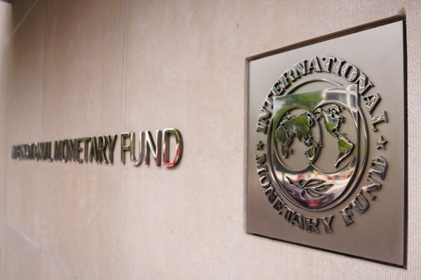 IMF示警全球經濟三個風險。圖為華盛頓特區國際貨幣基金組織(International Monetary Fund,IMF)總部外的標誌。(Madalina Vasiliu/英文大紀元)