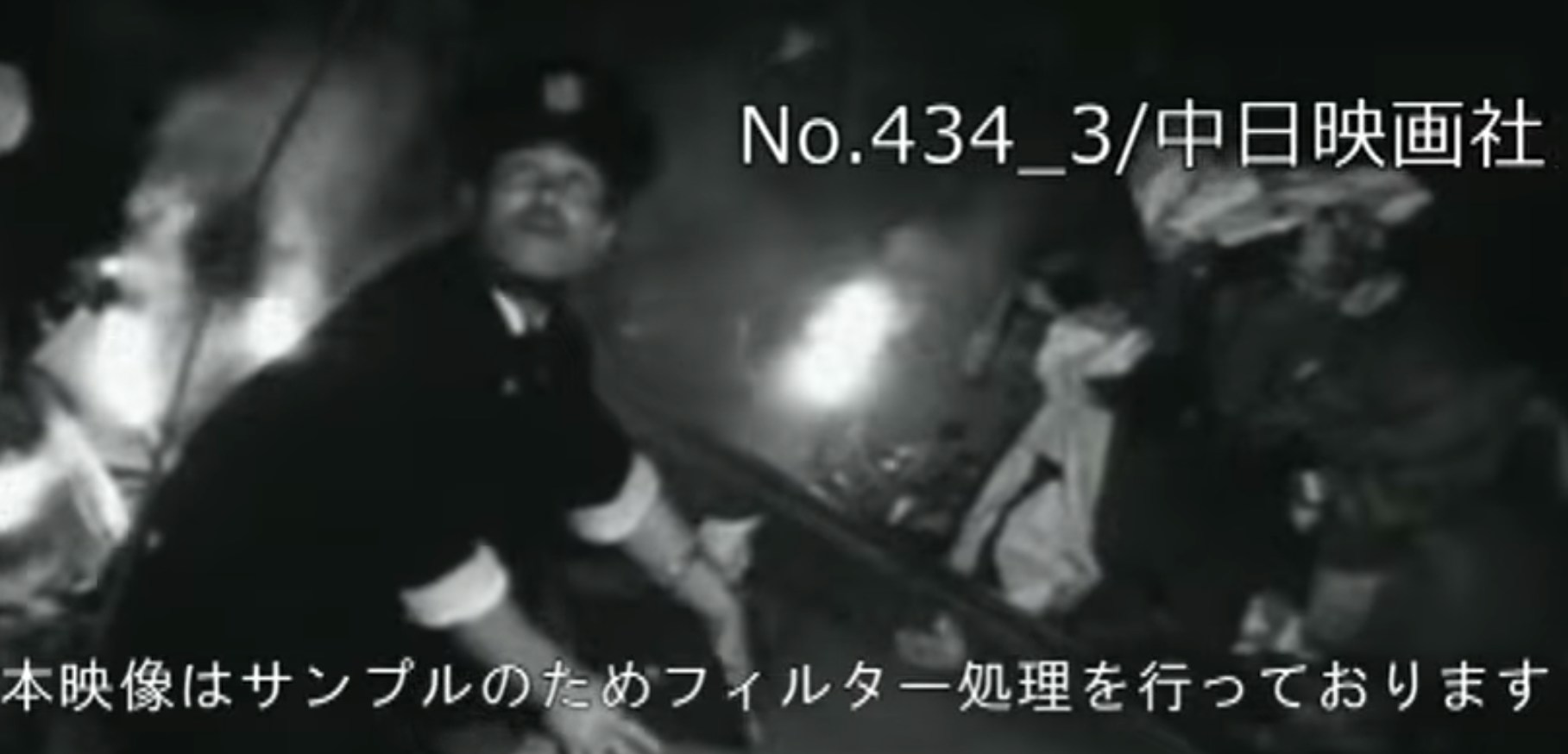 「三河岛事故」案发现场很多人都在进行抢救(YouTube@中日映画社)