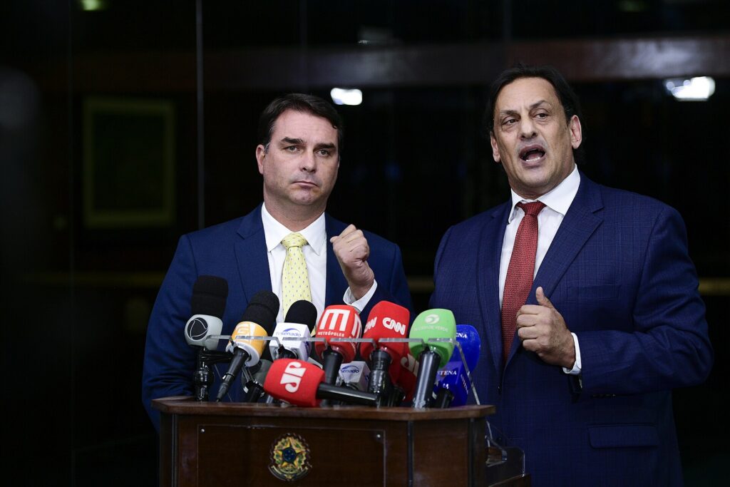 Senador Flávio Bolsonaro (Republicanos-RJ) e seu advogado, Frederick Wassef, concedem entrevista coletiva à imprensa. Na ocasião, o advogado do senador informa sobre a decisão da S
