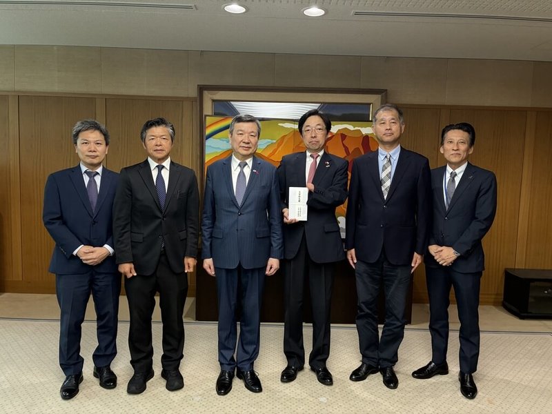 驻日代表李逸洋（左3）25日下午前往熊本县厅，拜会熊本县知事木村敬（右3），对熊本地震灾情表达慰问。（驻日代表处提供）中央社记者戴雅真东京传真 115年9月25日