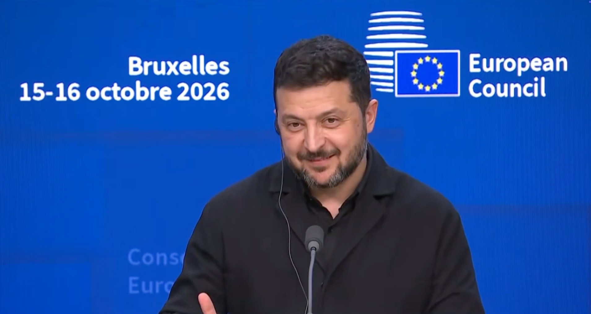 乌克兰总统泽连斯基（Volodymyr Zelenskyy）近日与美国总统特朗普（Donald Trump，又译川普）关系紧张。在欧盟领导人峰会的记者会上，当被问到特朗普是否将其在美国国内遇到的问题怪罪于他，将他当作「代罪羔羊」（scapegoat）时，泽连斯基沉默良久，其后仅报以微笑，并称这就是他的回应，引来现场记者的哄堂大笑。