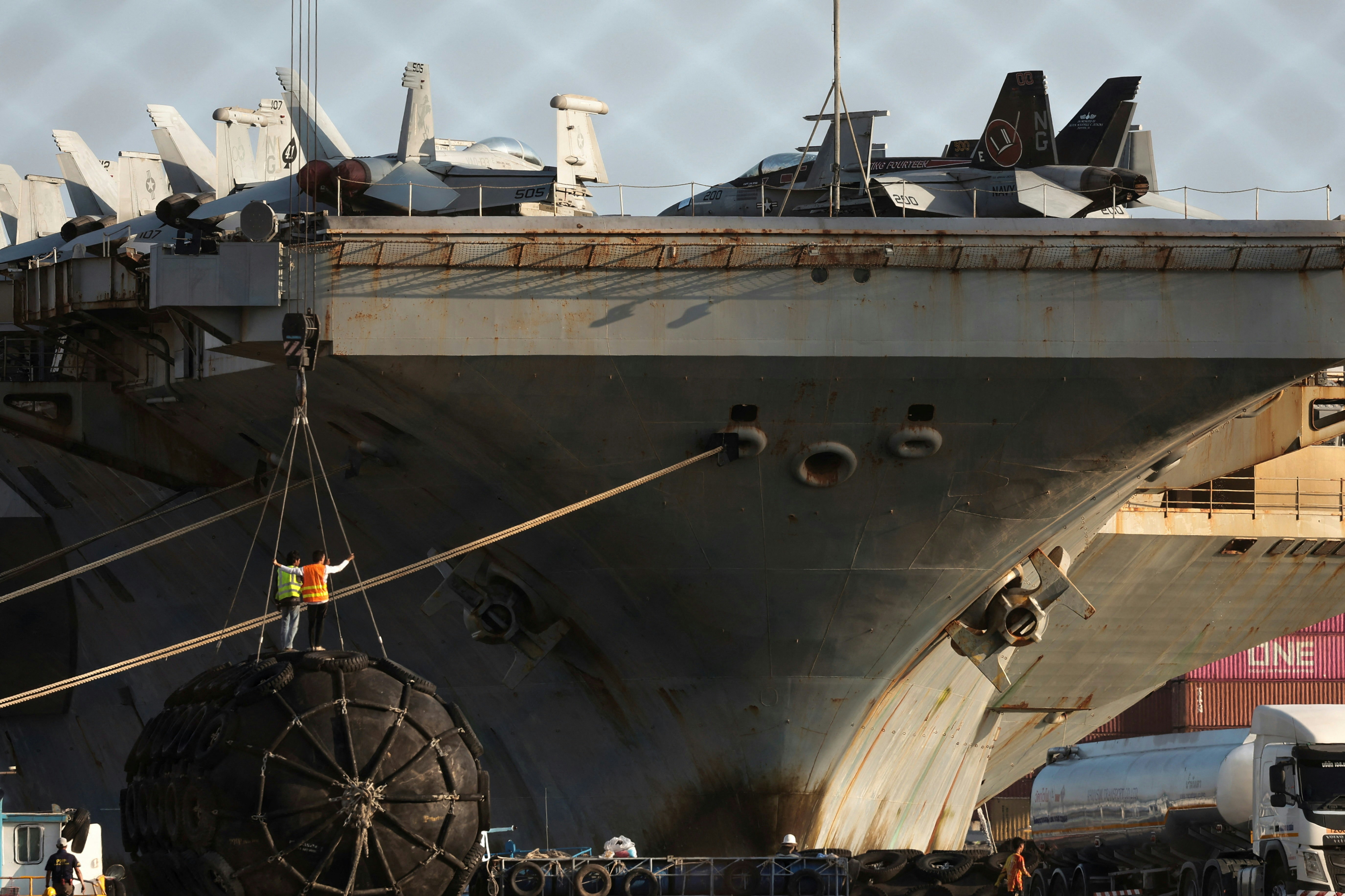 美国海军「林肯号」（USS Abraham Lincoln）航空母舰自去年11月离开母港圣地牙哥后，在海上度过286天，2日抵达泰国东部林查班港。（路透社）